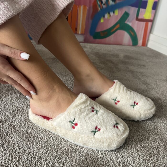 Kadın Sessiz Taban Yumuşak ve Hafif Kiraz Desen Peluş Ev Terliği