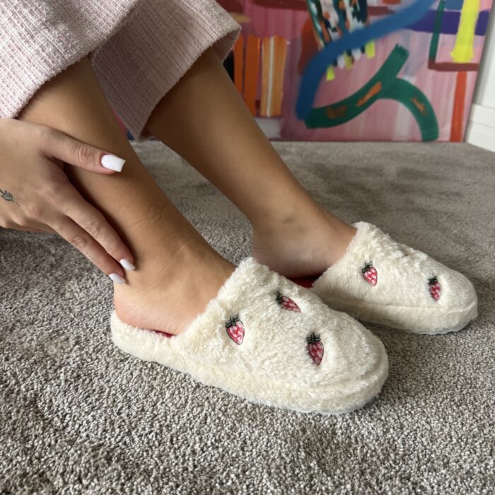 Kadın Sessiz Taban Yumuşak ve Hafif Çilek Desen Peluş Ev Terliği